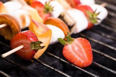Spiedini di marshmallow e fruttaalt