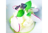 Spuma di mozzarella di bufala su succo di basilico alt