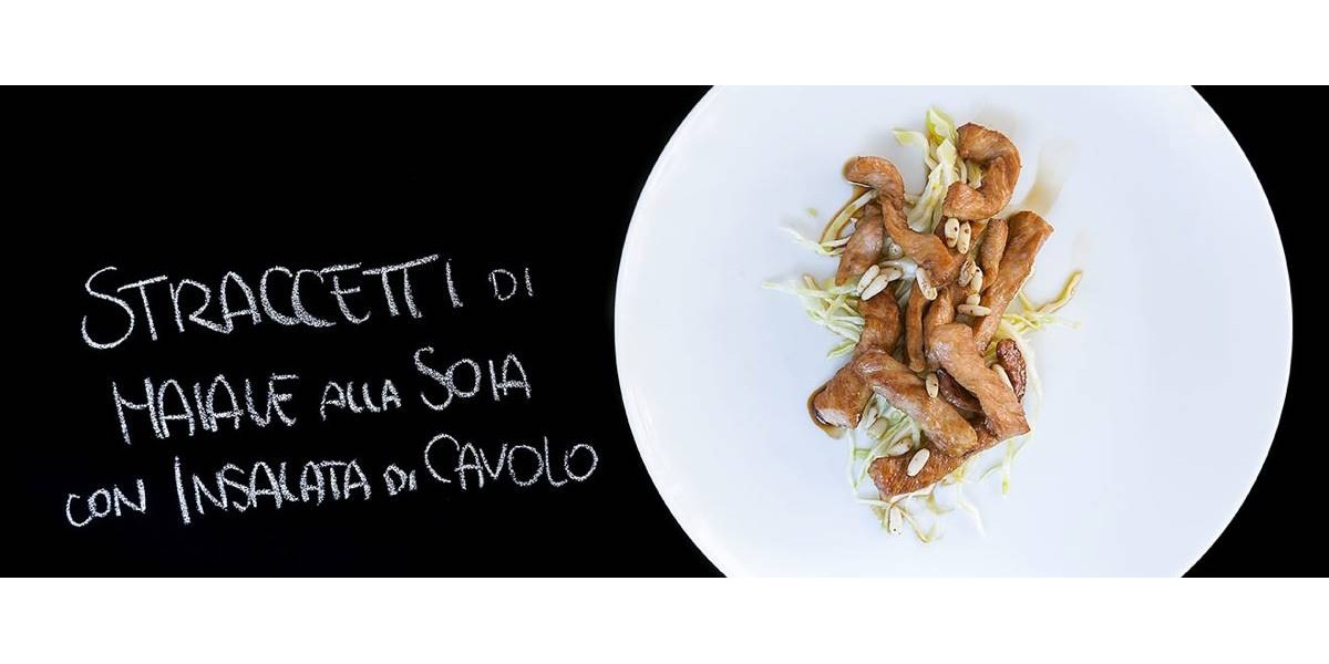 Straccetti di maiale alla soia con insalata di cavolo