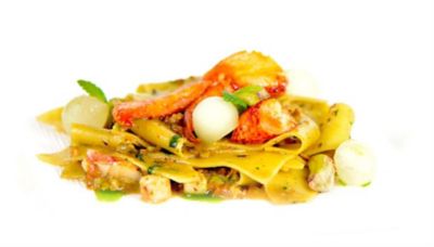 Stracci di pasta alla menta con pistacchi, melone e asticealt