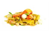 Stracci di pasta alla menta con pistacchi, melone e asticealt