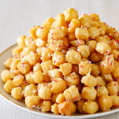 Struffoli al miele, la ricetta napoletana dei dolci natalizialt