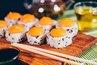 Sushi Uramaki: Granchio, Avocado e Tobiko in una Delizia Giapponesealt