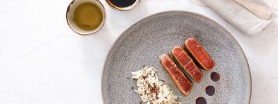 Tagliata di Chianina con salsa teriyaki e carpaccio di cavolfiorealt