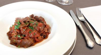 Tagliatelle al cacao con ragù di cervoalt