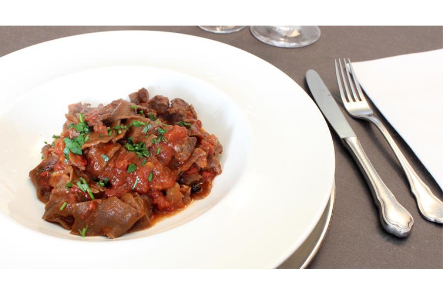 Tagliatelle al cacao con ragù di cervo