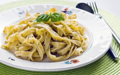 Tagliatelle al pesto di pistacchi e basilicoalt