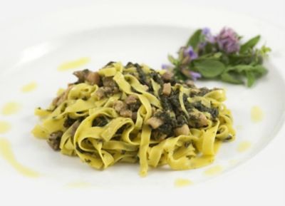 Tagliatelle con ragù di gallina padovana e ortichealt