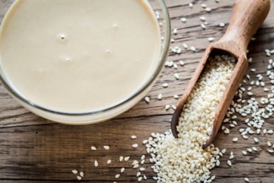 Tahini: 5 modi per utilizzarla (e non parliamo solo di hummus)