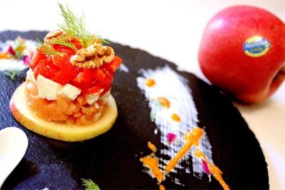 Tartare di salmone affumicato pomodoro e mozzarella su disco di mela Marlene alt