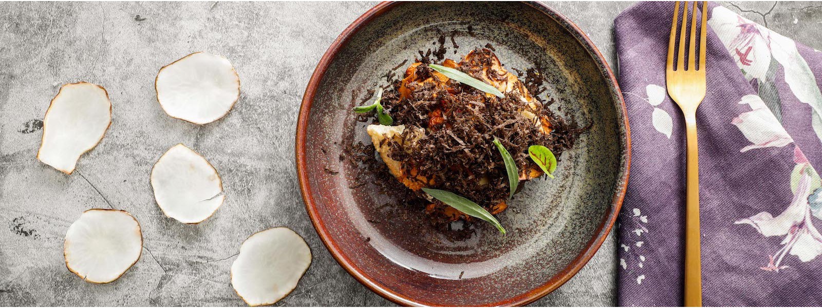 Tartare di tonno, tartufo e chips di topinambur