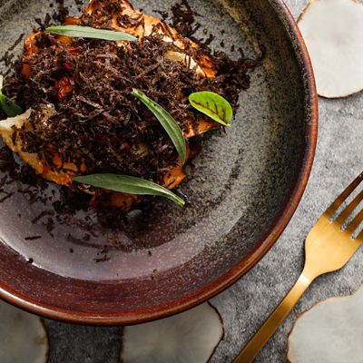 Tartare di tonno, tartufo e chips di topinamburalt