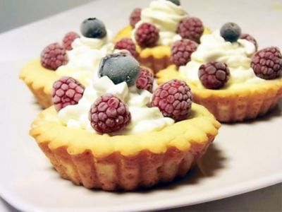 Tartellette di frolla di mandorle senza glutine con chantilly di mascarpone e frutti di boscoalt