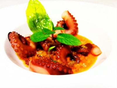 Tentacoli di polpo su gazpacho al cointreau con pane carasaualt