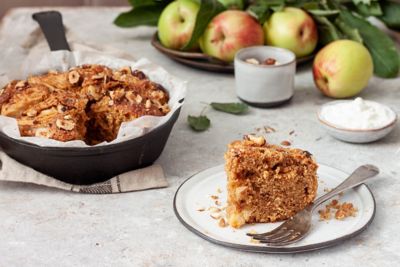 Torta di mele e nocciole: la ricetta classica di un dolce che ricorda l’infanzia alt