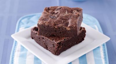 Torta con pan di spagna al cacao: soffice, veloce e personalizzabile!alt