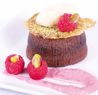 Tortino al cioccolato con cuore morbido al lampone e cialda croccante al pistacchioalt