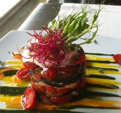 Tortino di ricciola con melanzane e pomodori confitalt