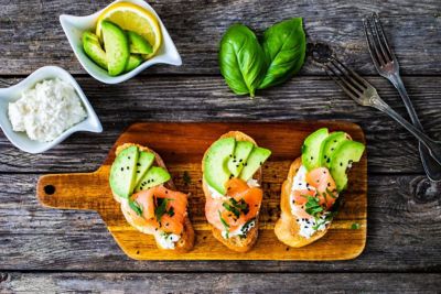 Tramezzini estivi con salmone e formaggio frescoalt