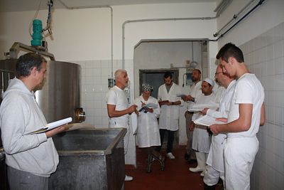 Una settimana da esperti casari? Tornano i corsi della Latteria Perenzin