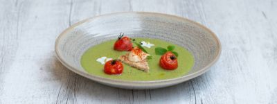 Vellutata di lattuga con pomodorini, ricotta e crostinialt