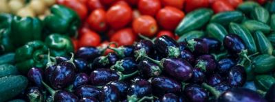 Il rosso dei pomodori, il verde delle zucchine e il viola delle melanzane creano un'immagine suggestiva piena di colori