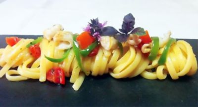 Vortice di linguine con calamaretti spillo e friggitellialt