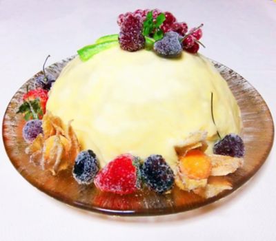 Zuccotto di pandoro con ganachè di cioccolato bianco e frutta brinataalt