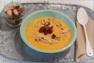 Zuppa alla zucca con bacon e mandorlealt