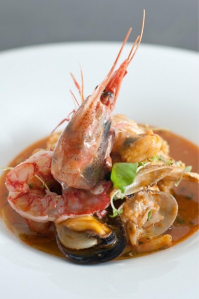 Zuppetta chiara di pesce al profumo di lentischio e limone, burgul di cous cous in crosta di carasau