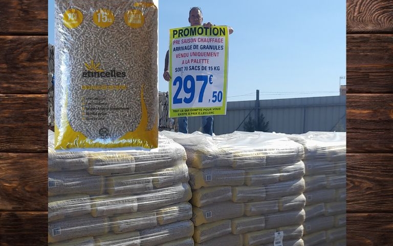 Personne avec les palettes de granulés