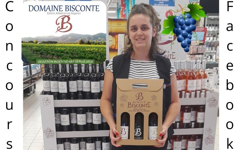 Employée avec coffret à gagner.