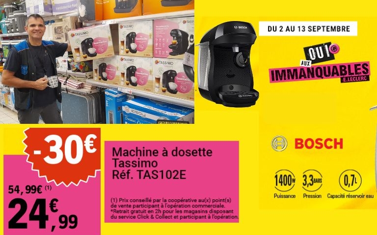 Employé du rayon avec les machines tassimo