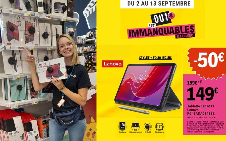 Employée du rayon avec la tablette en promotion
