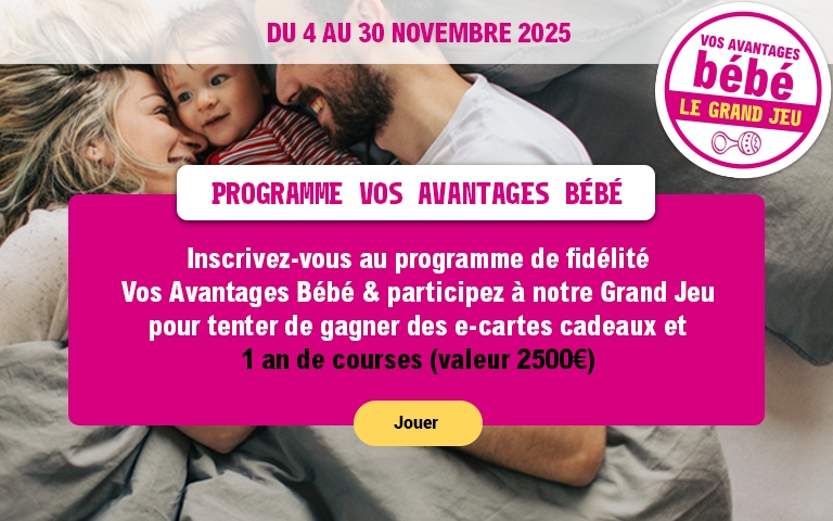 Visuel promotionnel du programme de fidélité Vos Avantages Bébé E.Leclerc. Une famille est allongée sur un lit, les parents sourient à leur bébé. Texte : “Du 4 au 30 novembre 2025. Programme Vos Avantages Bébé. Inscrivez-vous au programme de fidélité Vos Avantages Bébé et participez à notre Grand Jeu pour tenter de gagner des e-cartes cadeaux et 1 an de courses (valeur 2500 euros)”. Bouton : “Jouer”. Logo : Vos Avantages Bébé – Le Grand Jeu.