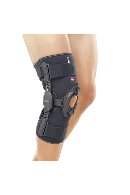 Flexible knee brace limiting the knee joint range of motion to 90