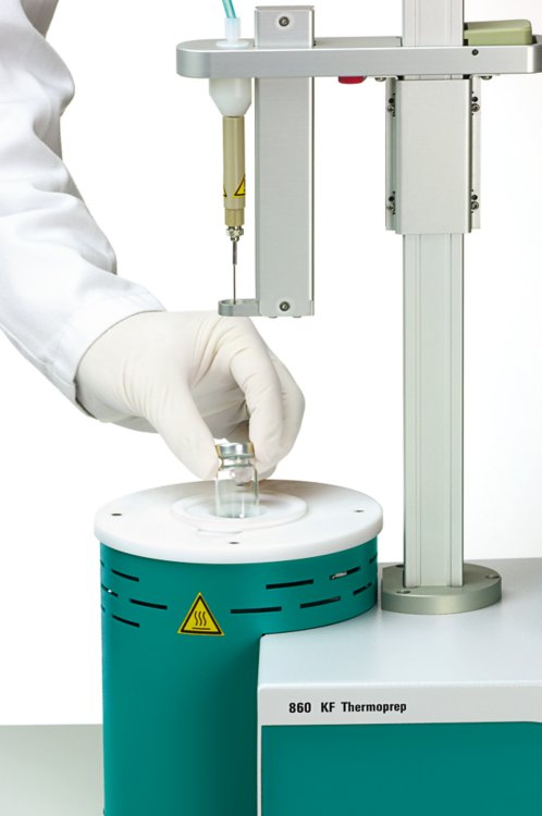 860 KF Themoprep (new version) with operator inserting vial