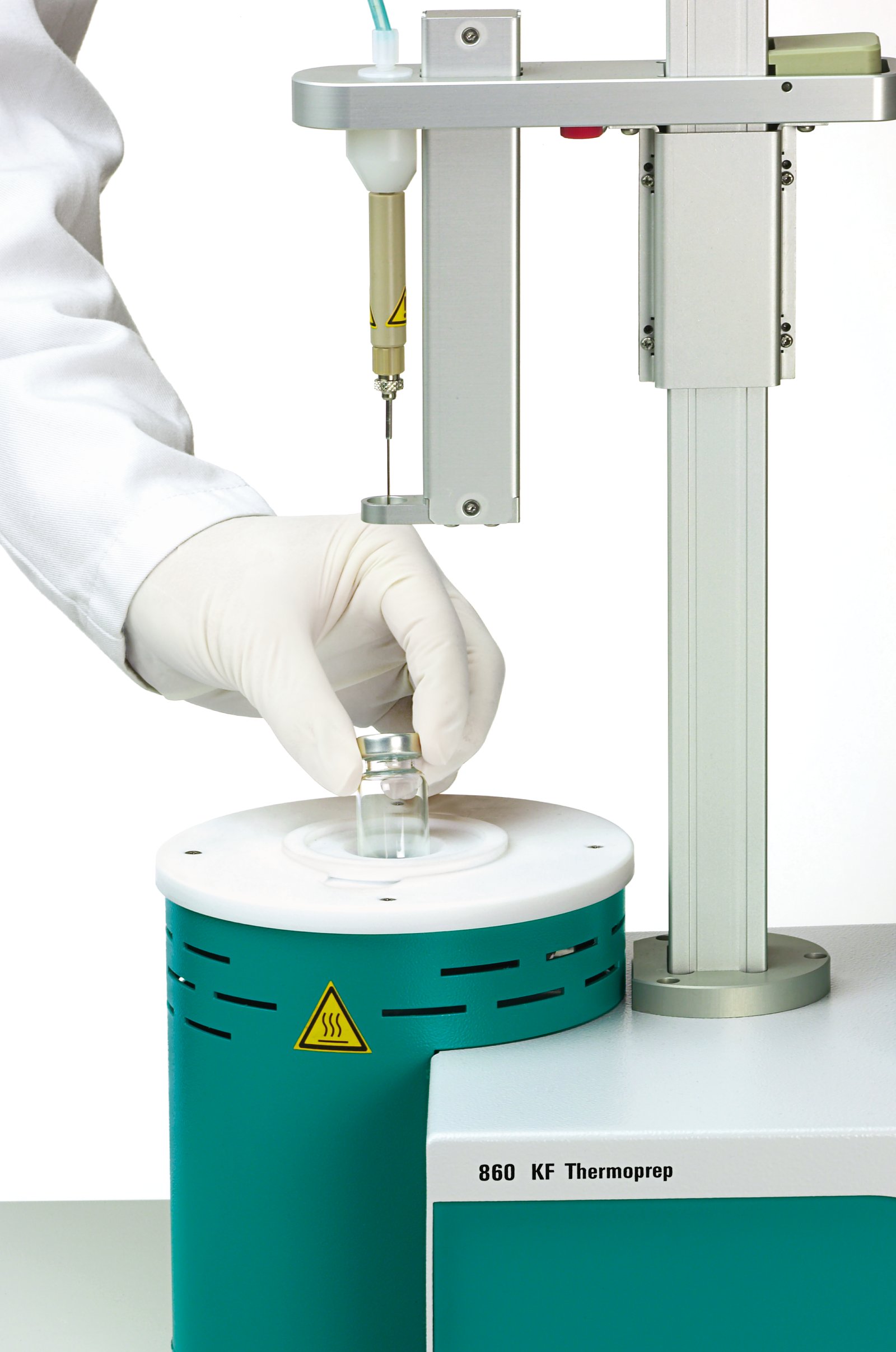 860 KF Themoprep with operator inserting vial