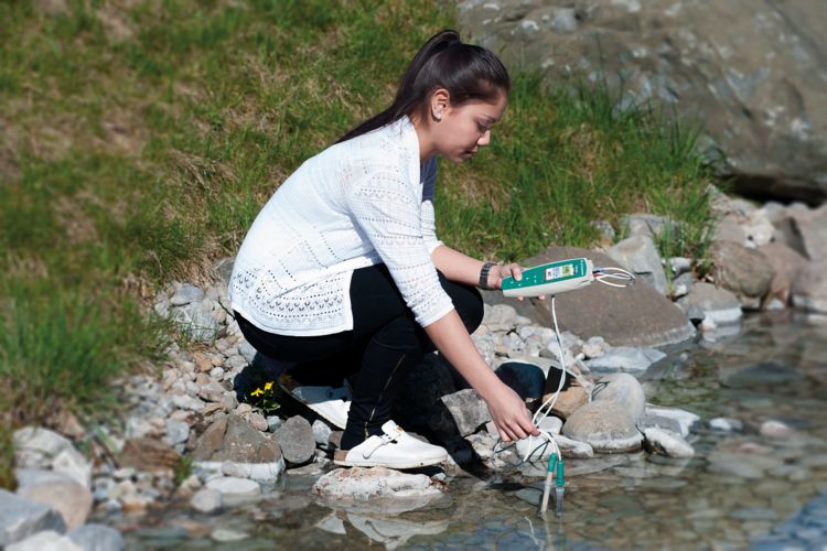 914 pH/Conductometer with 60917080 and 60228020 Primatrode with female worker measuring outdoors, 29140020, 2914120