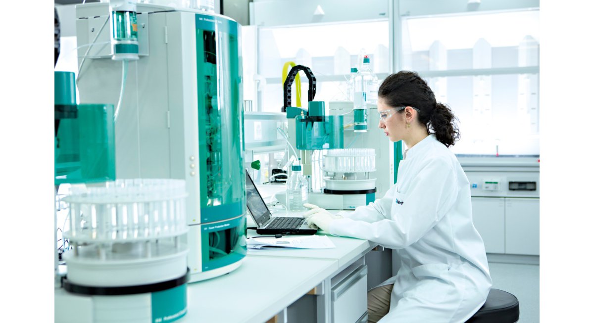female operator, IC, 940 IC Professional Vario, 858 Professional Sample Processor, 941 Eluent Preparation Module, 800 Dosino