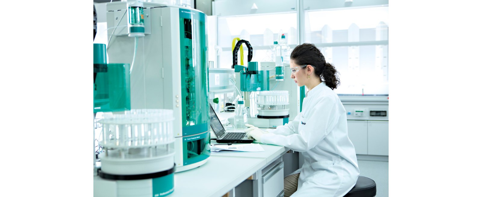 female operator, IC, 940 IC Professional Vario, 858 Professional Sample Processor, 941 Eluent Preparation Module, 800 Dosino
