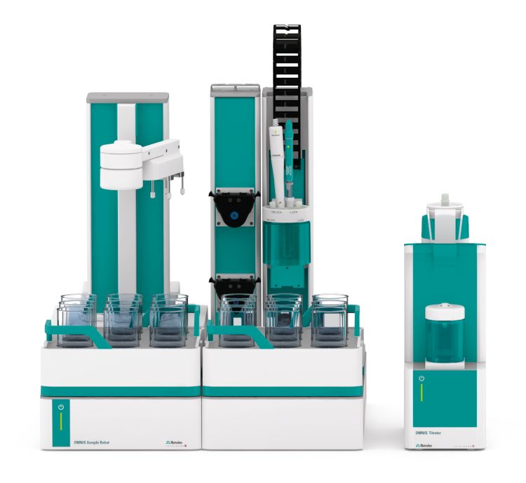 OMNIS System consisting of an OMNIS Sample Robot S and an OMNIS Advanced Titrator.
