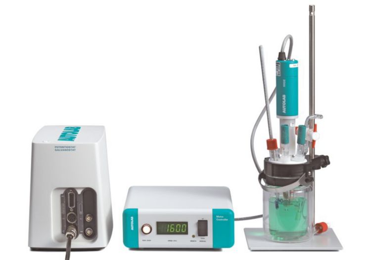Potentiostat von Metrohm Autolab kombiniert mit einem Drei-Elektroden-Aufbau unter Verwendung einer rotierenden Scheibenelektrode (rotating disc electrode, RDE) als Arbeitselektrode, um den Massentransport unter definierten Bedingungen zu halten.
