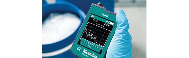 Mão com luva manuseando o equipamento de espectroscopia Raman da Metrohm, Mira 
