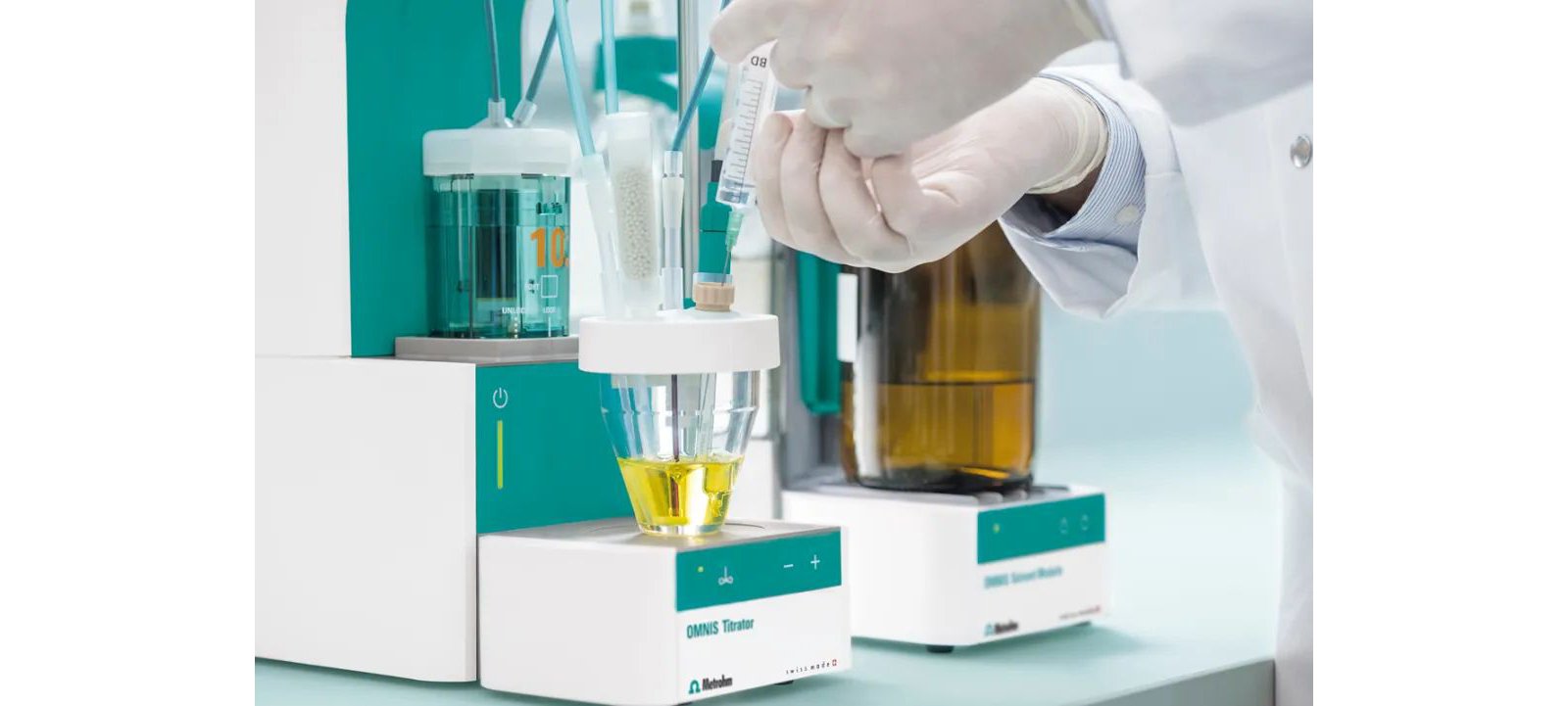 Figure 2. Manual sample injection for volumetric KF titration