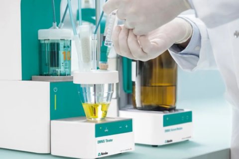 Figure 2. Manual sample injection for volumetric KF titration