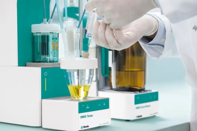 Figure 2. Manual sample injection for volumetric KF titration