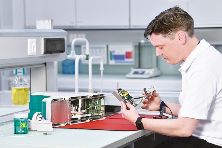 OMNIS Titrator, OMNIS buret, male service engineer reparing titrator, electronic boards, ESD