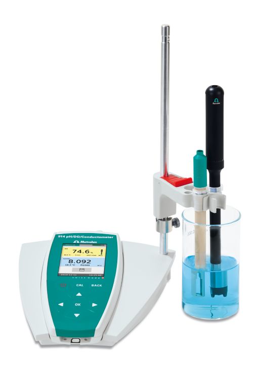 914 pH/DO/Conductometer equipped with an O2-Lumitrode, conductivity measuring cell, and iUnitrode (missing in the picture) for the determination of DO, K (conductivity), and pH in liquid dairy products.