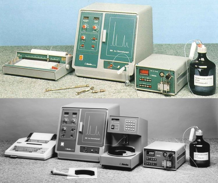 Oben: Metrohm 690 Ionenchromatograph mit Labograph auf der linken Seite und Trennsäulen im Vordergrund. Unten: Metrohm-Ionenchromatograph 690 mit dem Shimadzu-Tischintegrator C-R5A auf der linken Seite.